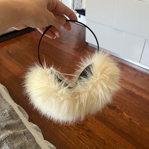 -Free people eat muffs